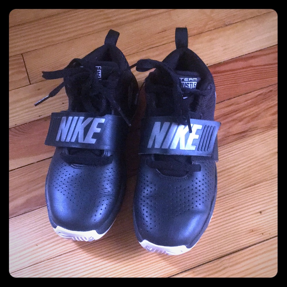 Team Hustle D8 Nike Basketball Shoes